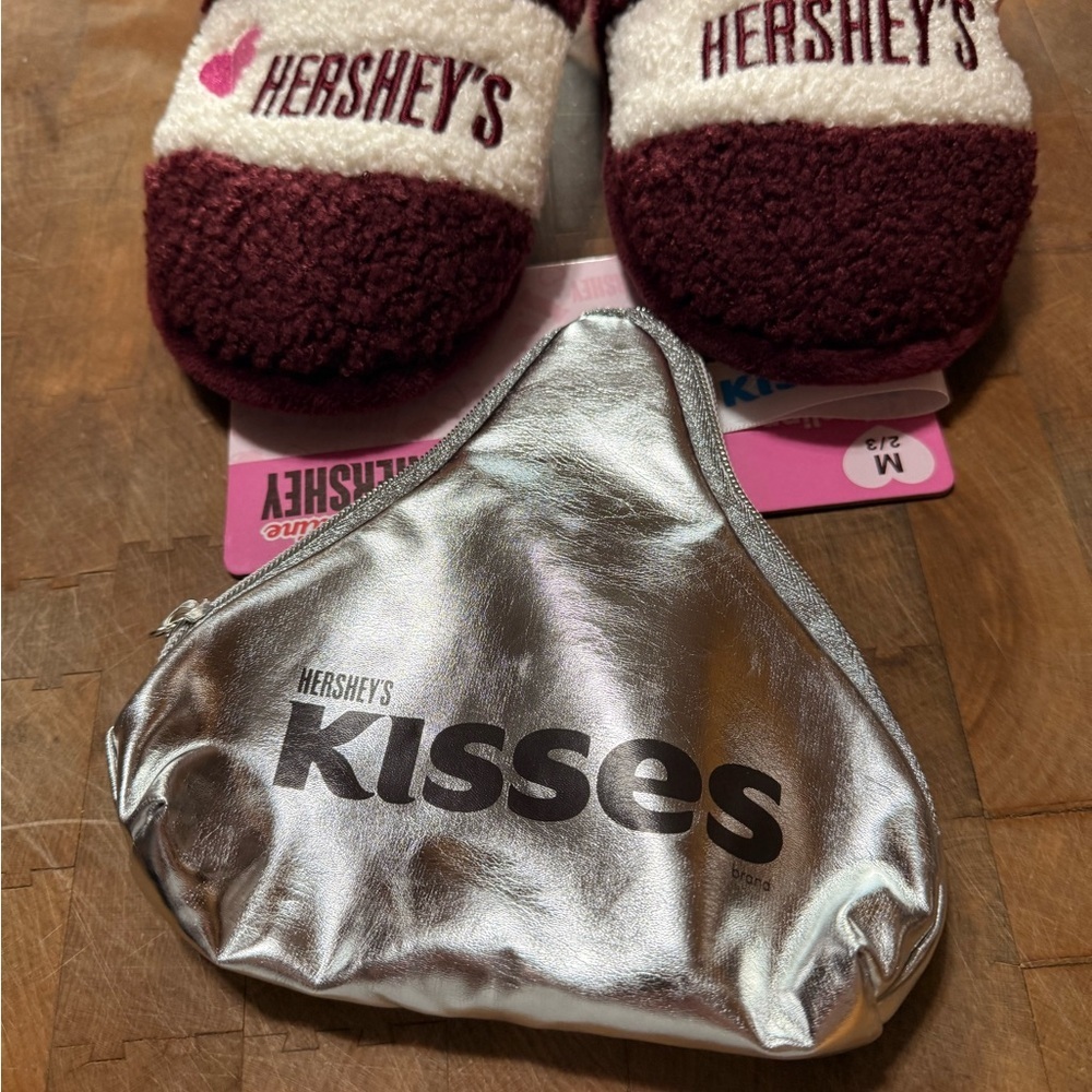 Hershey's Maroon and White Slippers Sz 2/3 with Silver Kiss Shaped Pouch - Picture 2 of 7
